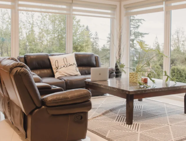 Vanmates Homestay - Living Room image with a panoramic view of the outdoor garden